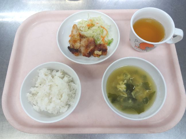 こども園の給食「<span>ごはん 鶏の照り焼き わか玉スープ 菓子</span>」