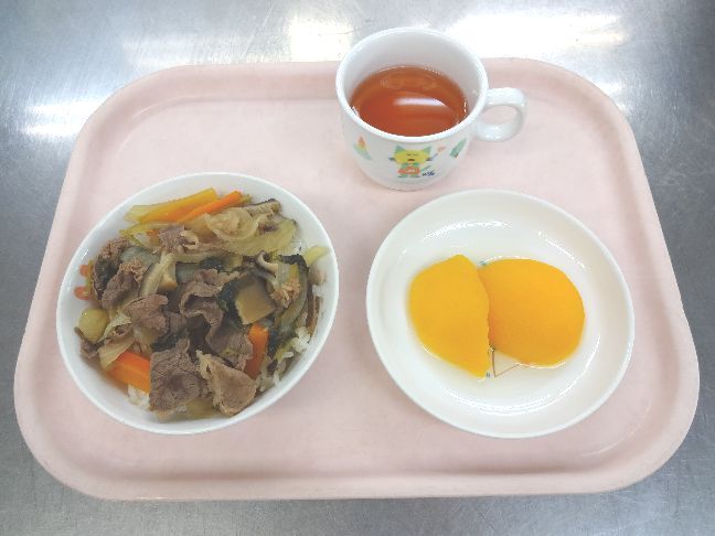 こども園の給食「<span>牛丼　桃缶</span>」