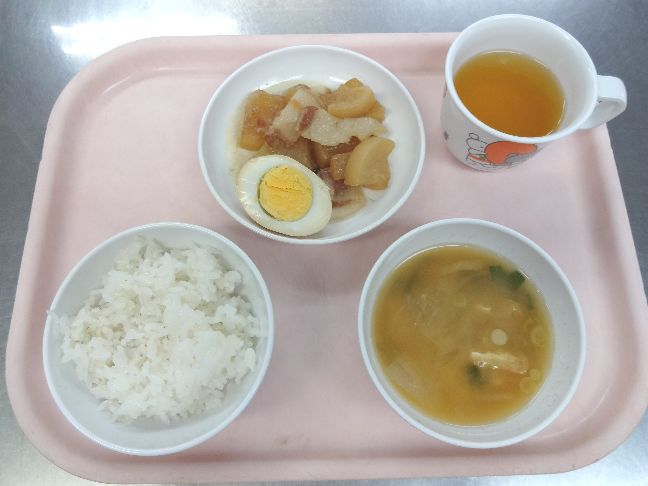 こども園の給食「<span>ごはん 豚肉と大根の旨煮 味噌汁 菓子</span>」
