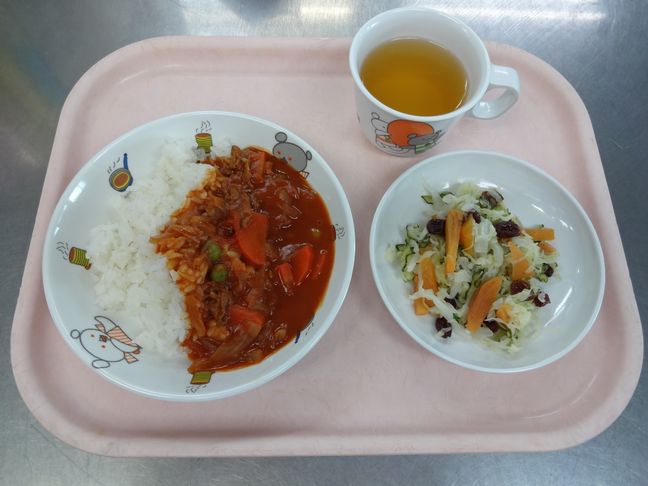 こども園の給食「<span>ハヤシライス フレンチサラダ 5日 菓子詰め合わせ 19日 牛乳プリン</span>」