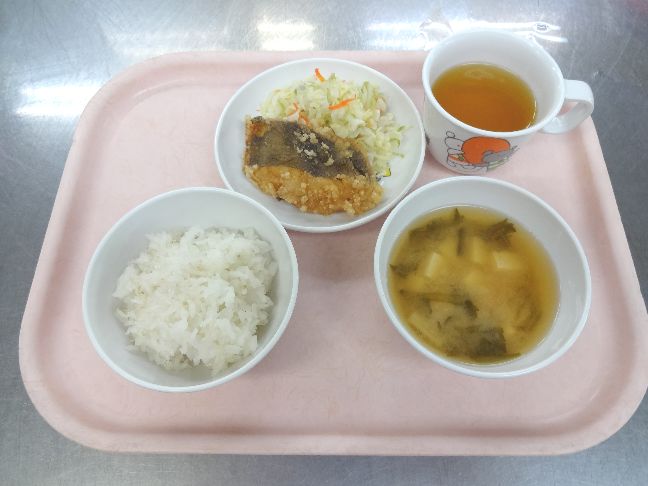 こども園の給食「<span>ごはん 魚の唐揚げ 味噌汁 菓子</span>」