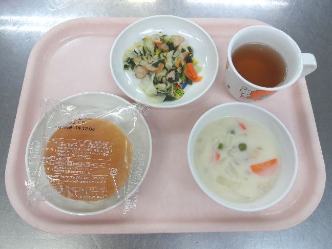 こども園の給食「<span>パン クリームシチュー ウインナーソテー みたらし団子</span>」