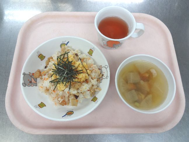 こども園の給食「<span>散らし寿し 五目汁 リッツジャム</span>」