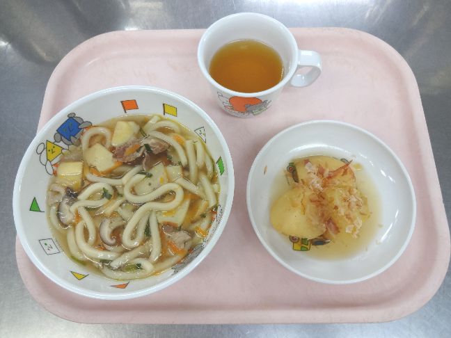 こども園の給食「<span>かやくうどん じゃが芋の土佐煮 揚げパン</span>」