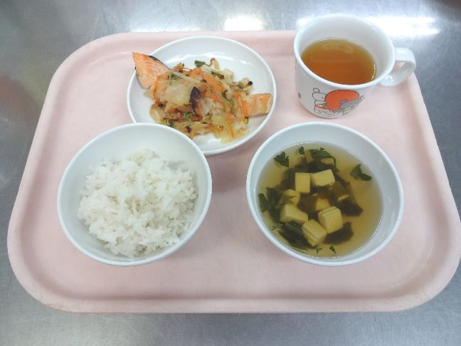 こども園の給食「<span>ごはん 鮭のちゃんちゃん焼き すまし汁 菓子</span>」
