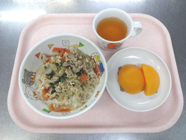 こども園の給食「<span>他人丼 桃缶 菓子</span>」
