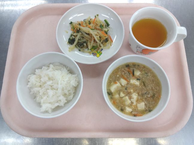 こども園の給食「<span>ごはん マーボー豆腐 ナムル 菓子</span>」