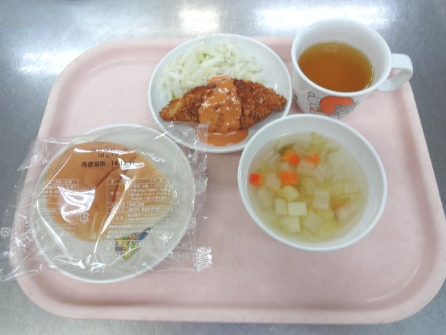 こども園の給食「<span>パン 魚のフライ 野菜スープ チヂミ</span>」