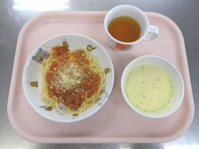 こども園の給食「<span>ミートスパゲティ 南瓜のポタージュ あんまん</span>」