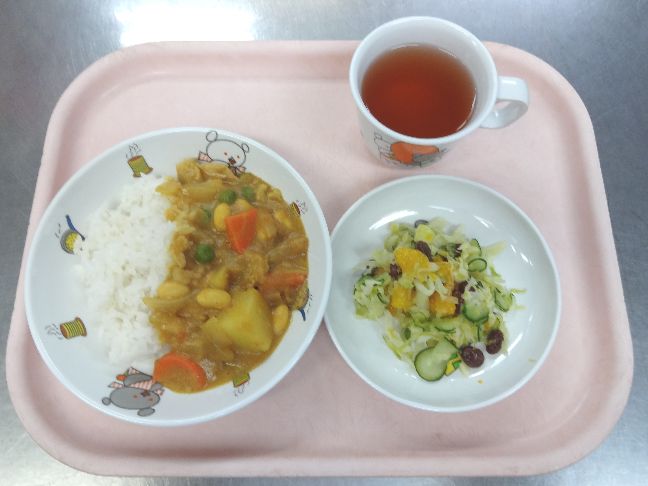 こども園の給食「<span>豚肉と大豆のカレー フレンチサラダ 11日 手作りクッキー 25日 菓子</span>」