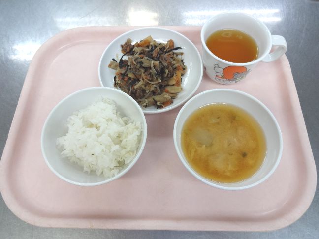 こども園の給食「<span>ごはん 牛肉とひじきの炒め煮 味噌汁 12日 菓子 26日 年越しそうめん</span>」