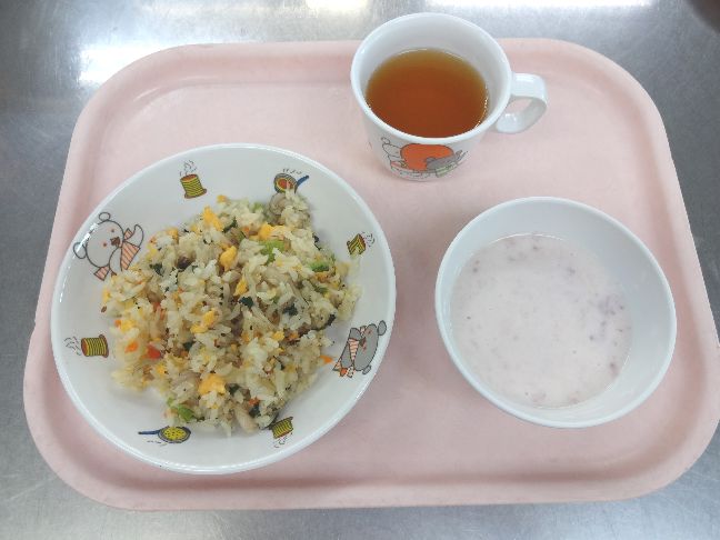 こども園の給食「<span>じゃこピラフ いちごヨーグルト 菓子</span>」