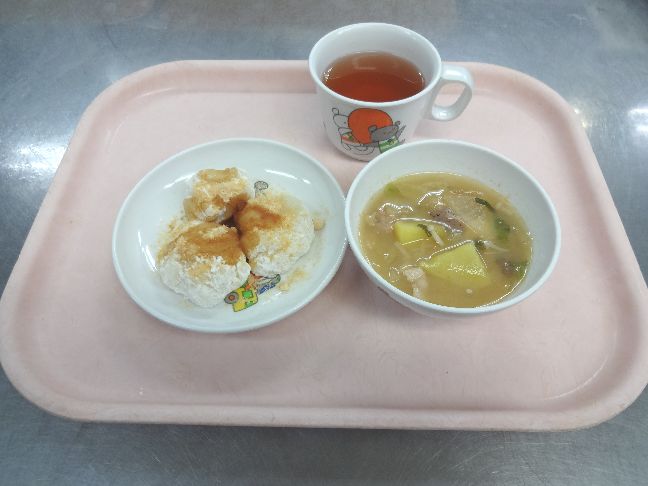 こども園の給食「<span>もち 豚汁 かにぞうすい</span>」