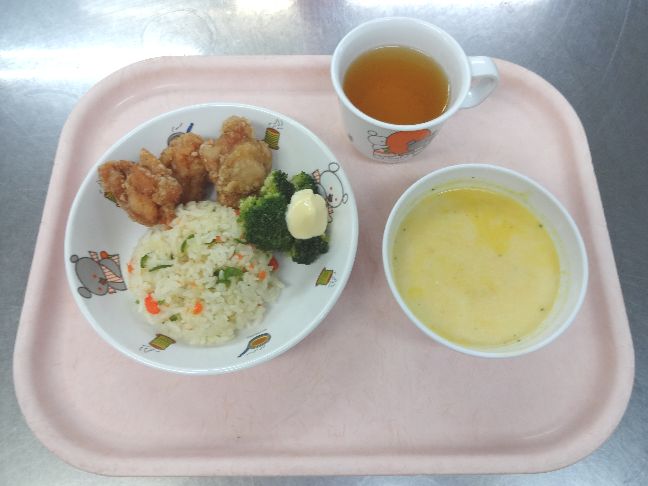 こども園の給食「<span>ピラフ 鶏のからあげ 南瓜のポタージュ 生菓子</span>」