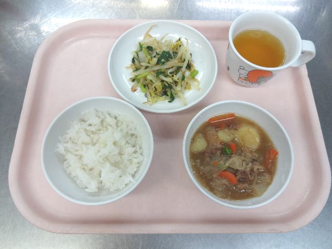 こども園の給食「<span>ごはん　肉じゃが　お浸し　菓子</span>」