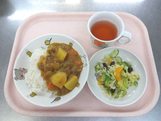 こども園の給食「<span>カレーライス フルーツサラダ 菓子</span>」