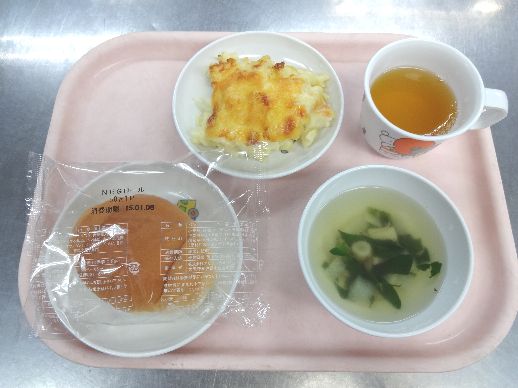 こども園の給食「<span>パン エビグラタン 野菜スープ にゅうめん</span>」