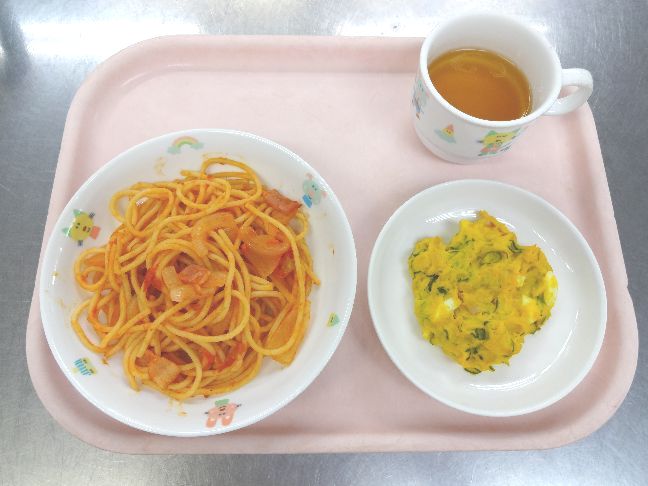 こども園の給食「<span>トマトスパゲティ かぼちゃのサラダ</span>」