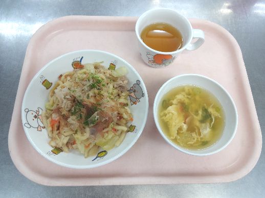 こども園の給食「<span>焼うどん かき玉汁 マドレーヌ</span>」
