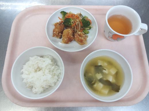 こども園の給食「<span>ごはん 竜田揚げ ブロッコリーのおかか和え 味噌汁 菓子</span>」