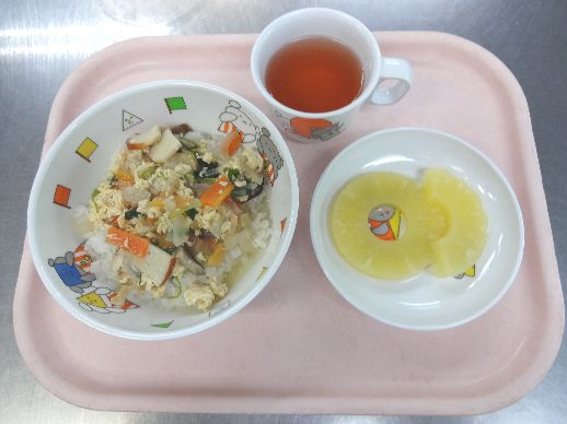こども園の給食「<span>木の葉丼 パイン缶 菓子</span>」