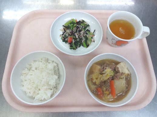 こども園の給食「<span>ごはん すき焼き風煮 ごま酢和え 菓子</span>」