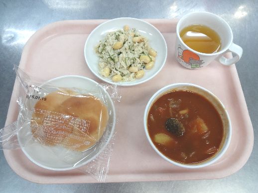 こども園の給食「<span>パン ビーフシチュー カミカミサラダ 白玉ぜんざい</span>」
