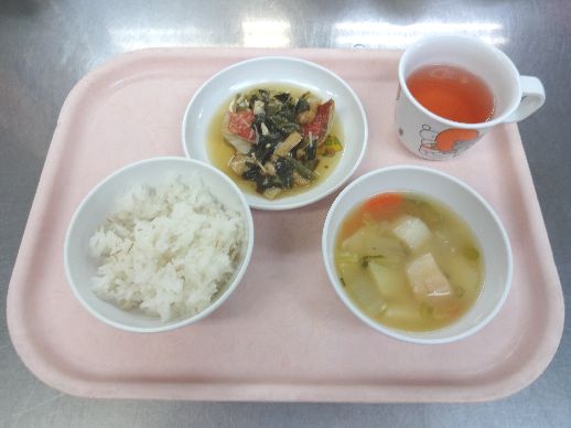 こども園の給食「<span>ごはん 魚の焼き浸し 味噌汁 菓子</span>」
