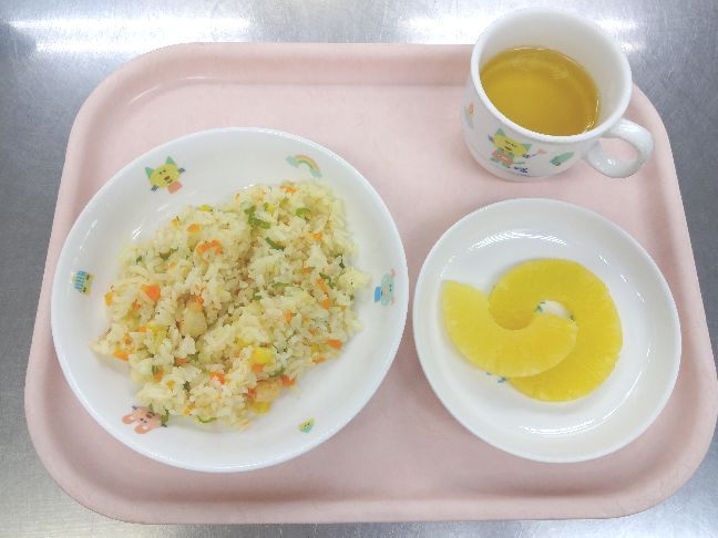 こども園の給食「<span>えびピラフ パイン缶</span>」
