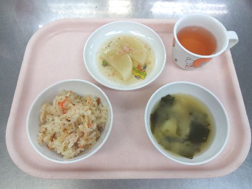こども園の給食「<span>たきこみごはん ふろふき大根 味噌汁 菓子</span>」