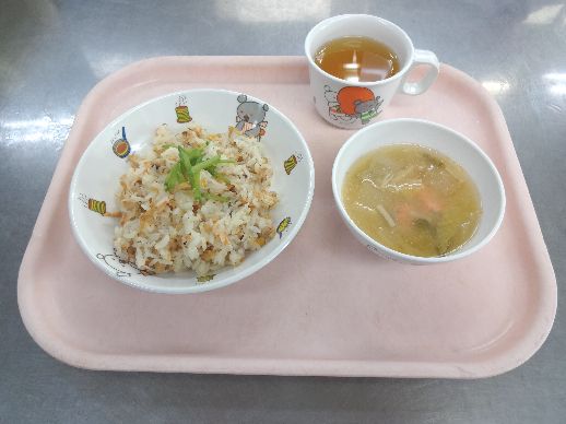 こども園の給食「<span>子きつね寿し 石狩汁 じゃが芋の磯風味</span>」