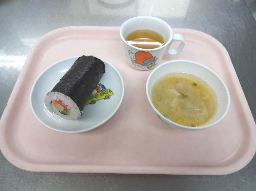 こども園の給食「<span>巻き寿し 石狩汁 菓子</span>」