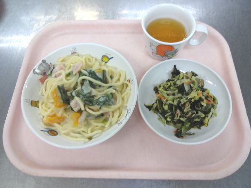 こども園の給食「<span>クリームソーススパゲティ わかめサラダ チーズ蒸しパン</span>」