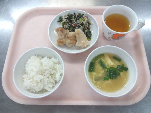 こども園の給食「<span>鶏の塩焼き ごま酢和え 華風スープ 菓子</span>」