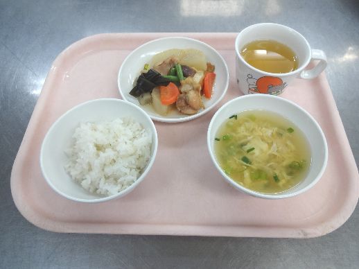 こども園の給食「<span>ごはん 煮しめ かき玉汁 菓子</span>」