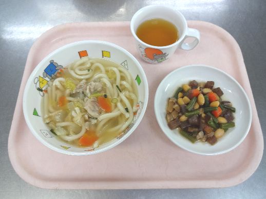 こども園の給食「<span>ちゃんこうどん 五目大豆煮 手作りプリン</span>」