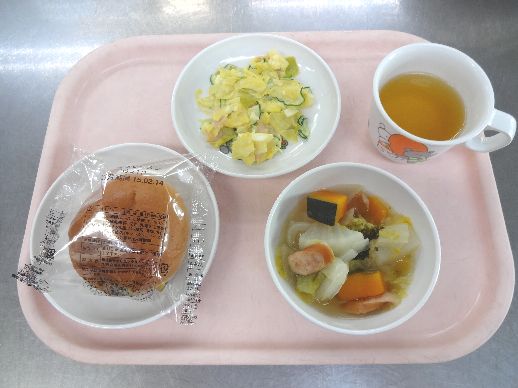 こども園の給食「<span>パン ポトフ 卵サラダ 焼きおにぎり</span>」