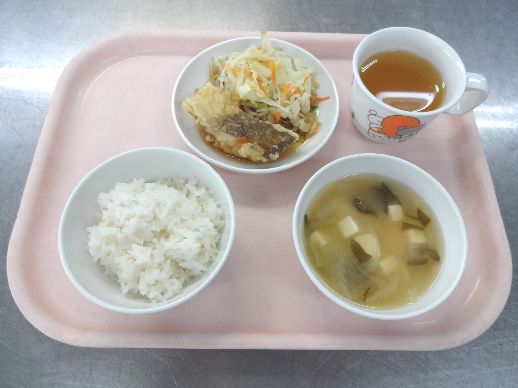 こども園の給食「<span>ごはん 魚の揚げ煮 味噌汁 菓子</span>」