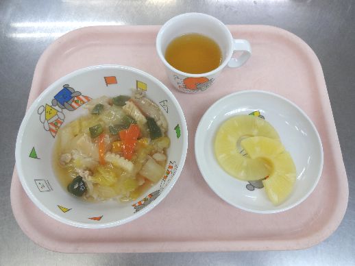 こども園の給食「<span>中華丼 パイン缶 菓子</span>」