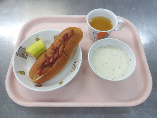 こども園の給食「<span>ウインナードッグ コーンポタージュ バナナ 菓子</span>」