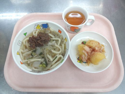 こども園の給食「<span>肉うどん じゃが芋の煮ころがし 4日 菓子詰め合わせ 18日 牛乳プリン</span>」