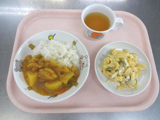こども園の給食「<span>チキンカレー マカロニサラダ ピザトースト</span>」