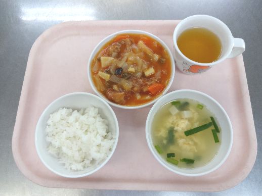 こども園の給食「<span>ごはん 酢豚 豆腐のスープ 菓子</span>」