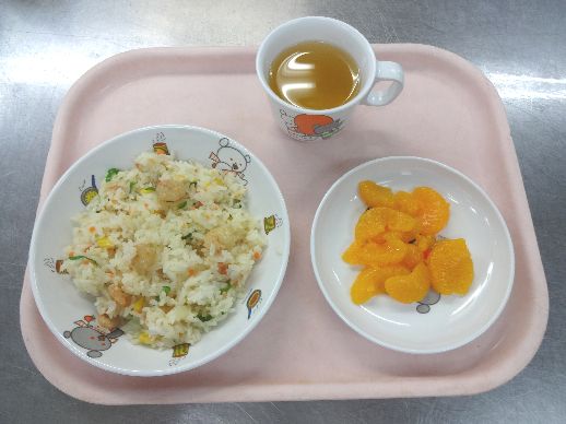 こども園の給食「<span>エビピラフ みかん缶 菓子</span>」