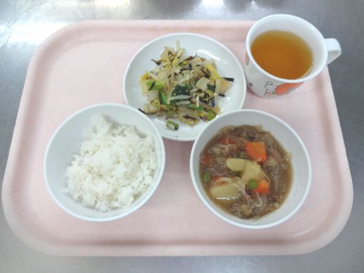 こども園の給食「<span>ごはん 肉じゃが ごま和え 菓子</span>」