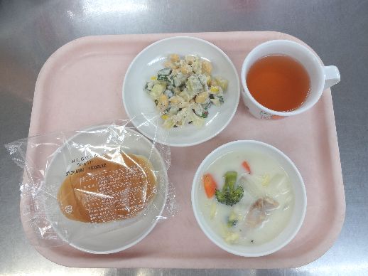 こども園の給食「<span>パン 鶏のクリーム煮 カミカミサラダ おにぎり</span>」