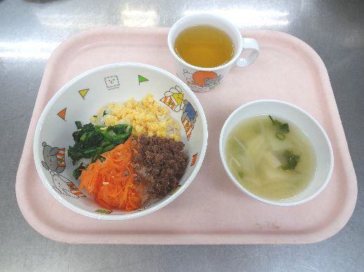 こども園の給食「<span>そぼろごはん 味噌汁 ポップコーン</span>」