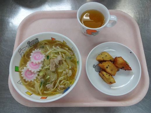 こども園の給食「<span>野菜ラーメン 大学芋 レーズンケーキ</span>」