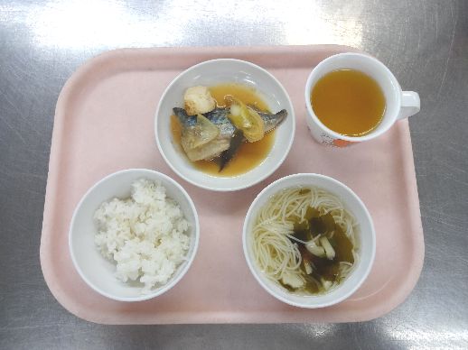 こども園の給食「<span>ごはん 魚の味噌煮 そうめん汁 菓子パン</span>」