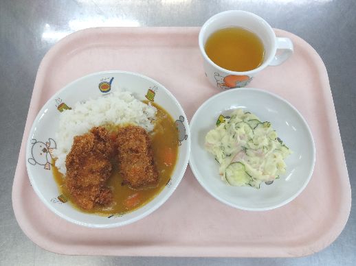こども園の給食「<span>カツカレー ポテトサラダ ホットケーキ</span>」
